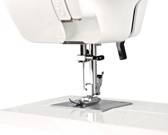 Электромеханическая швейная машина Elna EasyLine 12 Электромеханическая швейная машина Elna EasyLine 12