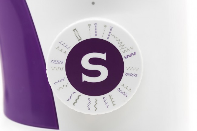 Электромеханическая швейная машина Singer Simple 3250