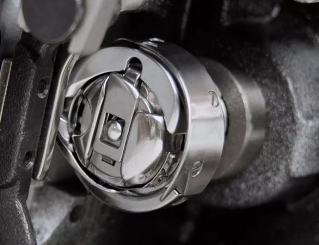 Высокоскоростная одноигольная швейная машина челночного стежка SHUNFA SF8900D Высокоскоростная одноигольная швейная машина челночного стежка SHUNFA SF8900D