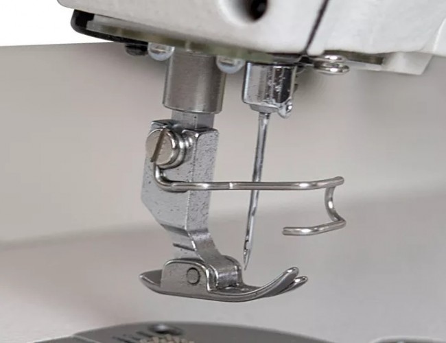 Высокоскоростная одноигольная швейная машина челночного стежка SHUNFA SF8900D Высокоскоростная одноигольная швейная машина челночного стежка SHUNFA SF8900D